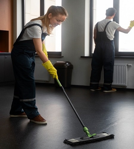 Personal de limpieza en espacio de oficina