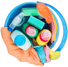 Cubo con productos de limpieza