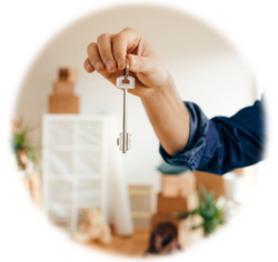 Personal de limpieza en espacio de oficina