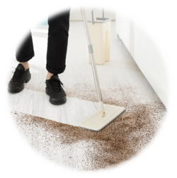 Personal de limpieza en espacio de oficina